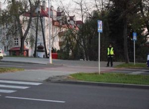 Policja apeluje do pieszych i kierowców. Noga z gazu i znaki odblaskowe [FILMY]