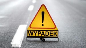 Wypadek autobusu i dwóch samochodów osobowych. Droga zablokowana