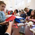 Dzieci z domów dziecka ubrały choinkę w Podkarpackim Urzędzie Wojewódzkim [ZDJĘCIA]