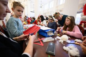 Dzieci z domów dziecka ubrały choinkę w Podkarpackim Urzędzie Wojewódzkim [ZDJĘCIA]