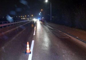 Miał prawie 3 promile, kładł się na jezdni i robił pompki. Najechał na niego samochód
