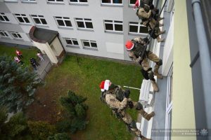Mikołaje Kontrterroryści i Mikołaj Robot na akcji w oddziale dziecięcym w Rzeszowie [FOTORELACJA]