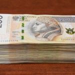 Młody oszust wpadł w ręce policji z pokaźną sumą w gotówce i narkotykami