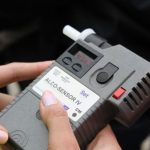 Na widok policji w tył zwrot! Uciekał motorowerem przed mundurowymi