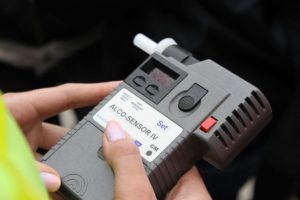 Na widok policji w tył zwrot! Uciekał motorowerem przed mundurowymi