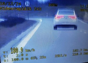 Pędził 180 km/h. W samochodzie przewoził dwójkę dzieci.
