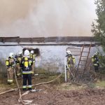 Pożar fermy drobiarskiej. Ponad setka strażaków walczy z żywiołem [ZDJĘCIA]