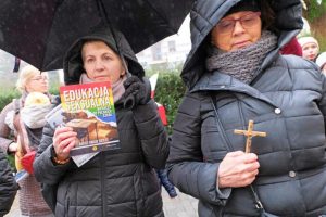 Protest przeciwko edukacji zdrowotnej. Barbara Nowak porównała edukatorów do pedofilów [ZDJĘCIA]