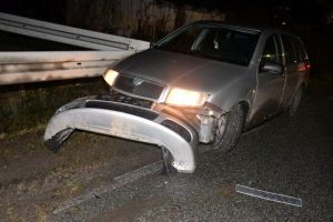 Prowadził bez uprawnień, uciekał przed policją i uderzył w bariery