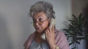 Seniorka nie dała się oszukać. Policjanci zatrzymali też "odbieraka"