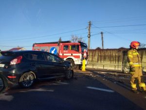 Trasa Łańcut - Rzeszów zablokowana. Zderzenie dwóch osobówek [ZDJĘCIA]