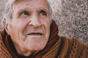 Wsparcie działaniem seniorów 80+ w Rzeszowie. „Świąteczny płomyk życzliwości”
