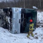 Wypadek autokaru z 50 osobami. Droga w Ustrzykach Górnych zablokowana [ZDJĘCIA]