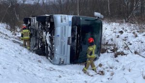 Wypadek autokaru z 50 osobami. Droga w Ustrzykach Górnych zablokowana [ZDJĘCIA]