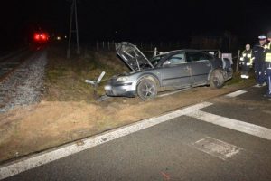 Zderzenie volkswagena z szynobusem na przejeździe kolejowym [ZDJĘCIA]