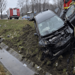 Bardzo groźnie wyglądająca poranna kolizja na DK94. Skasowana osobówka w rowie [ZDJĘCIA]