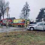 Czołowe zderzenie osobówek. Dwie poszkodowane osoby trafiły do szpitala