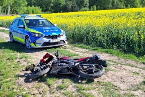 16-latek uciekał przed policją motorowerem nie mając uprawnień. Pościg zakończył się upadkiem