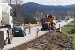 Budowa chodnika i utrudnienia w ruchu na DK19. Znamy termin zakończenia inwestycji