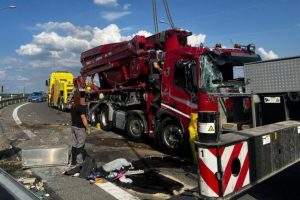 Ciężarówka przewróciła się na A4 w Świlczy. Kierowca ukarany mandatem [ZDJĘCIA]
