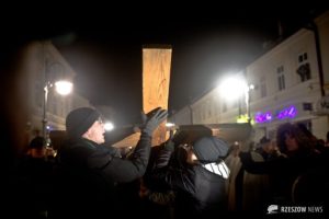 Droga Krzyżowa w Parku Papieskim w Rzeszowie. Wielki Piątek - drugi dzień Triduum Paschalnego
