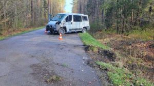 Groźne dachowanie busa – prowadził 72-latek! [ZDJĘCIA]