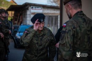 Kapitan Lutak inspiruje młodych żołnierzy. Terytorialsi z wizytą u 107-letniego weterana