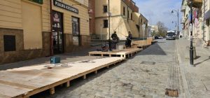 Ogródki kawiarniane na Matejki. Piesi i rowerzyści przejmują ulicę w centrum Rzeszowa