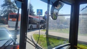 Parkingowy horror przy szpitalu. Osoby na wózkach nie mogą wysiąść z autobusów