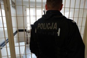 Pijany 33-latek zaatakował policjantów i chciał ich przekupić. Zaczęło się od drobnego mandatu