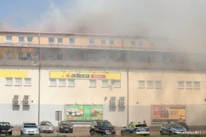 Potężny pożar w Stalowej Woli. Ewakuowano mieszkańców Alcatraz i placówki handlowe [ZDJĘCIA]