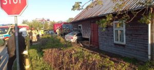Samochód wbił się w dom po zderzeniu z inną osobówką na DK9 [ZDJĘCIA]