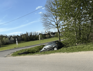 Święta świętami, ale czy musiał parkować w rowie?