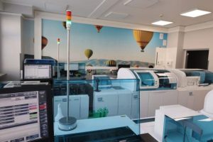 Szybsze i precyzyjne wyniki. KSW nr 2 automatyzuje laboratorium diagnostyczne [FILM]