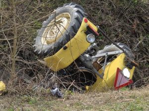 Tragiczny wypadek przy wycince drzew. Traktorzysta trafił do szpitala w Rzeszowie [ZDJĘCIA]