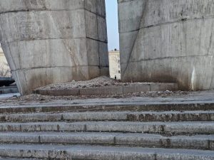 „Własnym oczom nie wierzę". Straż miejska zapowiada wniosek do sądu ws. Pomnika Czynu Rewolucyjnego