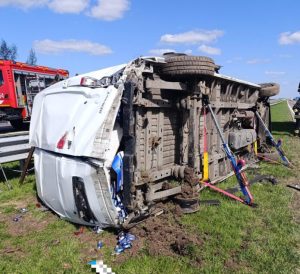 Wypadek na A4. Groźnie wyglądające dachowanie busa