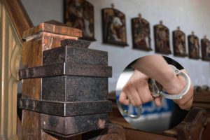 Bezdomny włamywał się i kradł pieniądze z kościołów. Jak zareagował na czteroletnią karę więzienia?