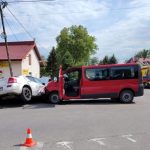 Bus z osobami niepełnosprawnymi zderzył się z osobówką. Siedem osób w szpitalu [ZDJĘCIA]