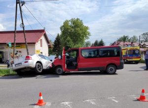 Bus z osobami niepełnosprawnymi zderzył się z osobówką. Siedem osób w szpitalu [ZDJĘCIA]