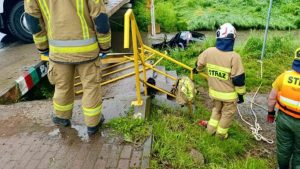 Ford przebił bariery mostu i wpadł do rzeki. Są utrudnienia w ruchu