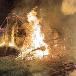 Groźny pożar strawił budynek mieszkalny i gospodarczy. Akcja trwała do świtu [ZDJĘCIA]