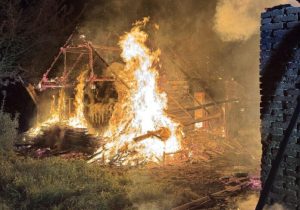 Groźny pożar strawił budynek mieszkalny i gospodarczy. Akcja trwała do świtu [ZDJĘCIA]