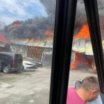 Groźny pożar warsztatu samochodowego. Ranne dwie osoby, spłonęły auta i budynek