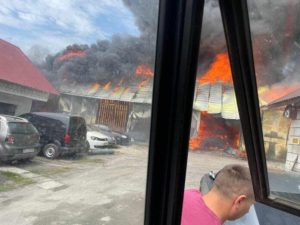 Groźny pożar warsztatu samochodowego. Ranne dwie osoby, spłonęły auta i budynek