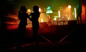 Letnia Scena pod Drzewami. Muzyczne emocje w rytmie hitów zespołu Maanam pod Rzeszowem