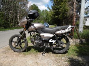 Motocyklista wjechał w ogrodzenie. Z obrażeniami trafił do szpitala