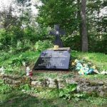 Na pomniku i mogile żołnierzy UPA w Monasterzu nie ma już nielegalnie naklejonych tablic