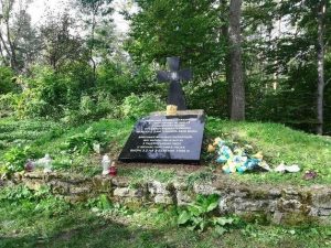 Na pomniku i mogile żołnierzy UPA w Monasterzu nie ma już nielegalnie naklejonych tablic