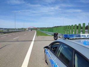 Niebezpieczny rajd na A4. Motocyklista bez uprawnień pędził pod prąd